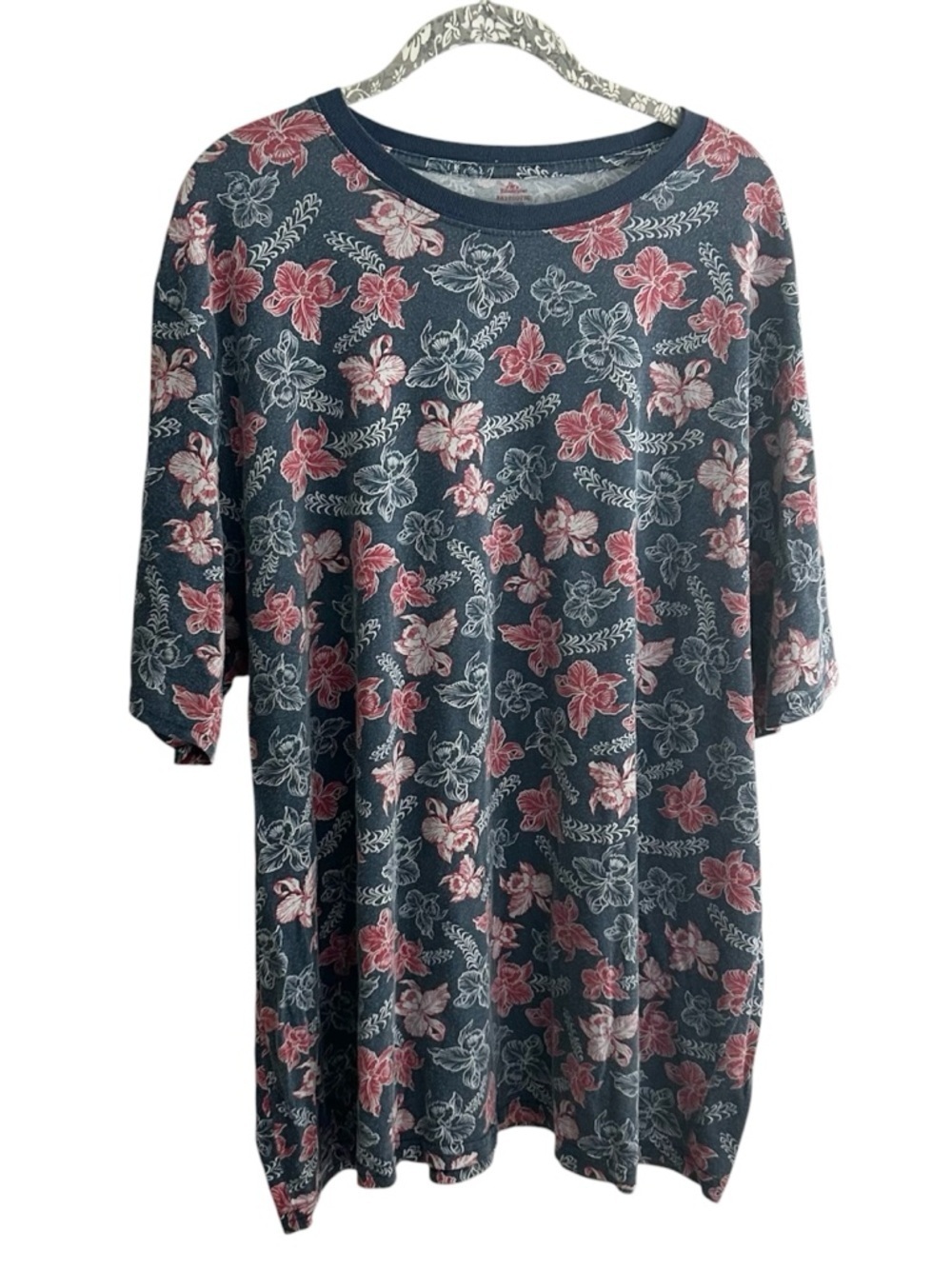 Vintage-Inspired Floral Scoop Neck Mens T-Shirt - Navy with Red Flowers Size XXL